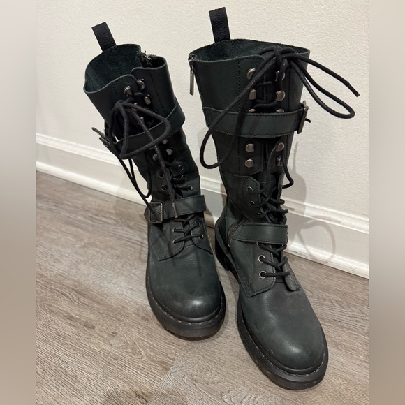 Dr. Marten tall leather combat boots lace up and buckle details ✨ - Picture 4 of 6